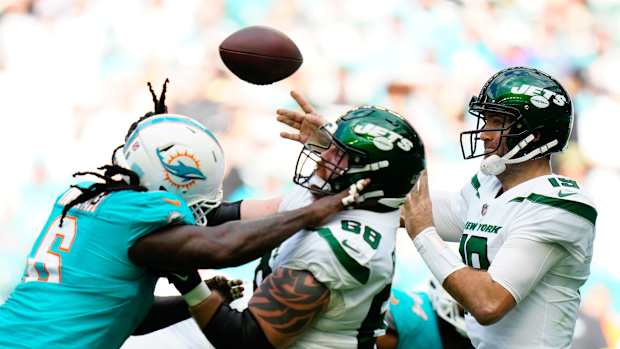 New York Jets QB Joe Flacco throws pass against Miami Dolphins